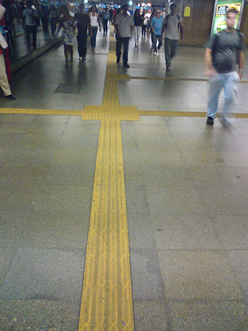 Piso Podotátil Piso Podotátil Direcional Amarelo 25 x 25 cm