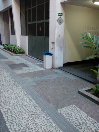 Piso Podotátil Piso Podotátil Alerta em Ladrílho Hidráulico, Norma ABNT NBR 9050, em concreto
