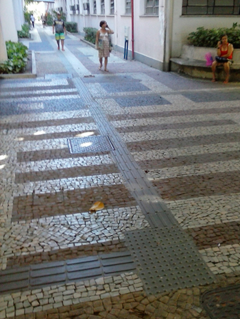 Piso Podotátil Piso Podotátil Direcional em Ladrílho Hidráulico