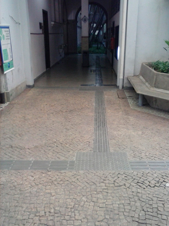 Piso Podotátil Piso Podotátil Direcional em Ladrílho Hidráulico