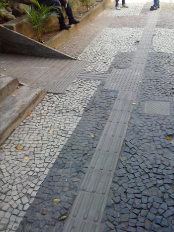 Piso Podotátil Piso Podotátil Direcional em Ladrílho Hidráulico, Norma ABNT NBR