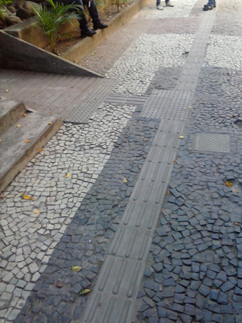 Piso Podotátil Piso Podotátil Direcional em Ladrílho Hidráulico, Norma ABNT NBR